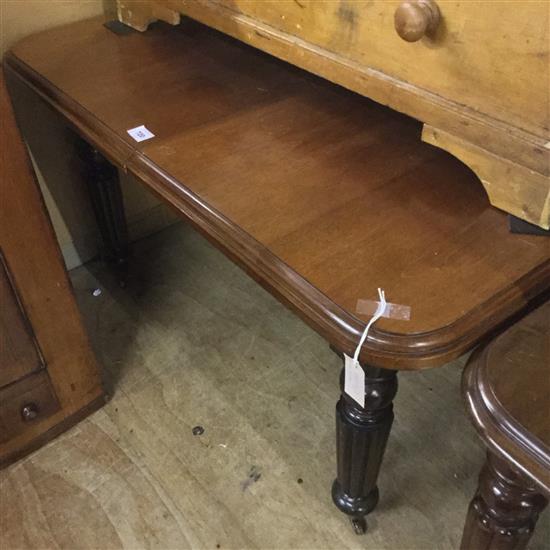 Victorian extending mahogany dining table (one additional leaf)(-)